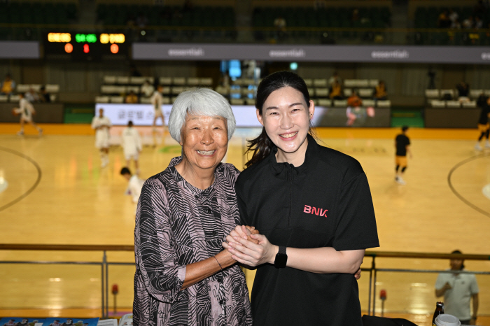 Legendary Park Shin-ja's bitter words I'm angry that I can't even go to the Olympics...What about Park Jeong? I couldn't play basketball when I was a player. I gave you a laugh