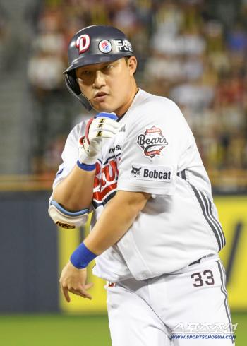 Ouch! It's a lot of pain.. The 158km fireball hit the knee! → He can't even walk to first base
