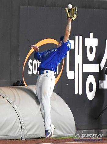  Hong Hyunbin catches a foul ball