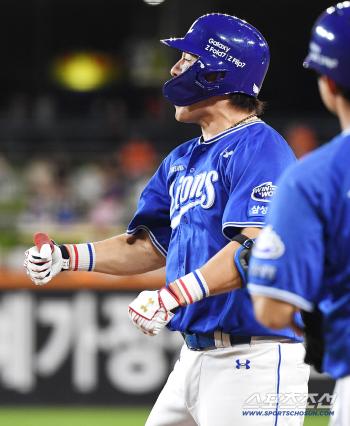  Kang Min-ho, who cheers, makes a timely hit with two RBIs