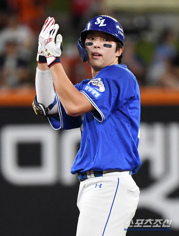  Kim Youngwoong hit a timely two-run shot