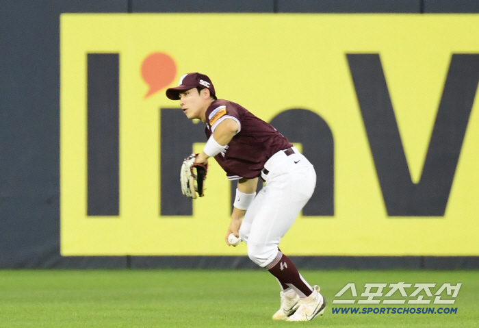  Kiwoom Lee Joo-hyung, who missed Jamsil Stadium's outfield fly at 7 p.m