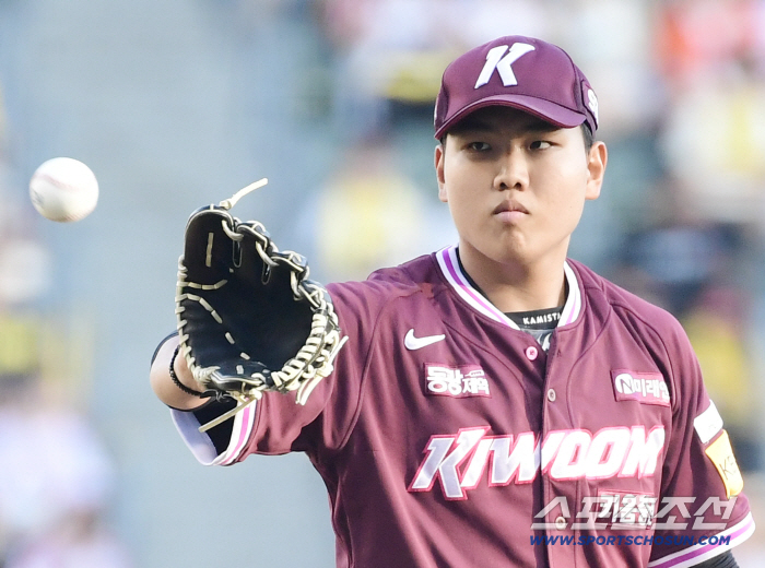  Kiwoom Park Jung-hoon calmly pitches as a starter