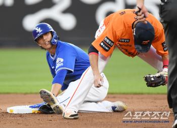  Lee Jaehyun stole second base