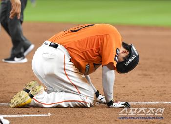  Lee Jinyoung is out with a double play