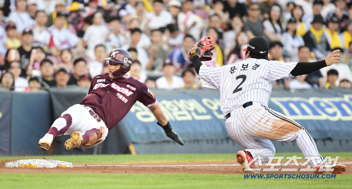  Moon Bo Kyung got caught in the tag