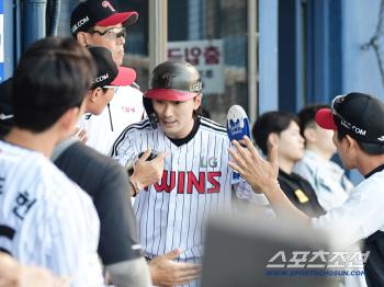  Shin Min-jae made a happy hit and scored from the first inning