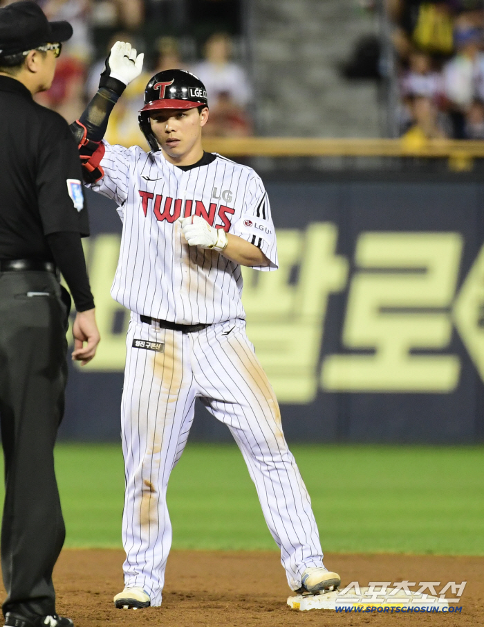  A timely double with an RBI to save Moon Sung-joo's chance