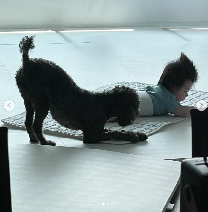 Shim Hyung-tak ♥ Sa-ya, looking at her father with her heart fluttered at the two-shot of Haru  Dog Gimbap