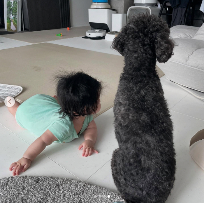 Shim Hyung-tak ♥ Sa-ya, looking at her father with her heart fluttered at the two-shot of Haru  Dog Gimbap