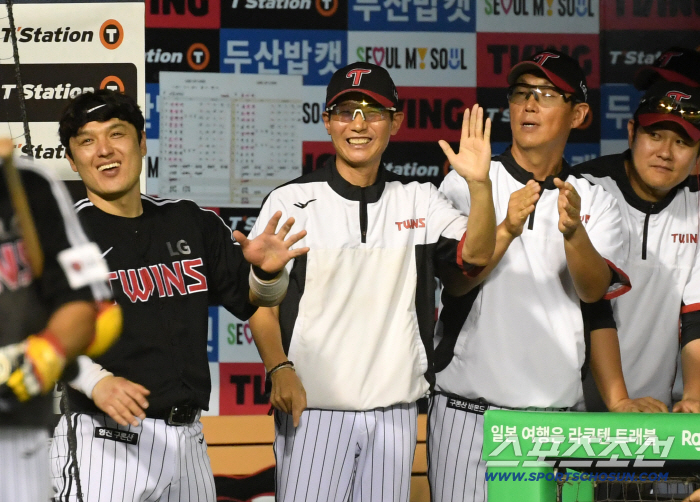 Coach Yeom Kyung-yeop's mouth is in his ear. Tolhurst replacement was a huge success, and I finally got the first starter, too. 
