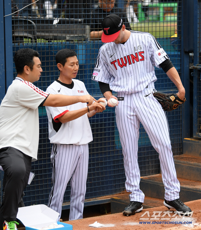 Coach Yeom Kyung-yeop's mouth is in his ear. Tolhurst replacement was a huge success, and I finally got the first starter, too. 