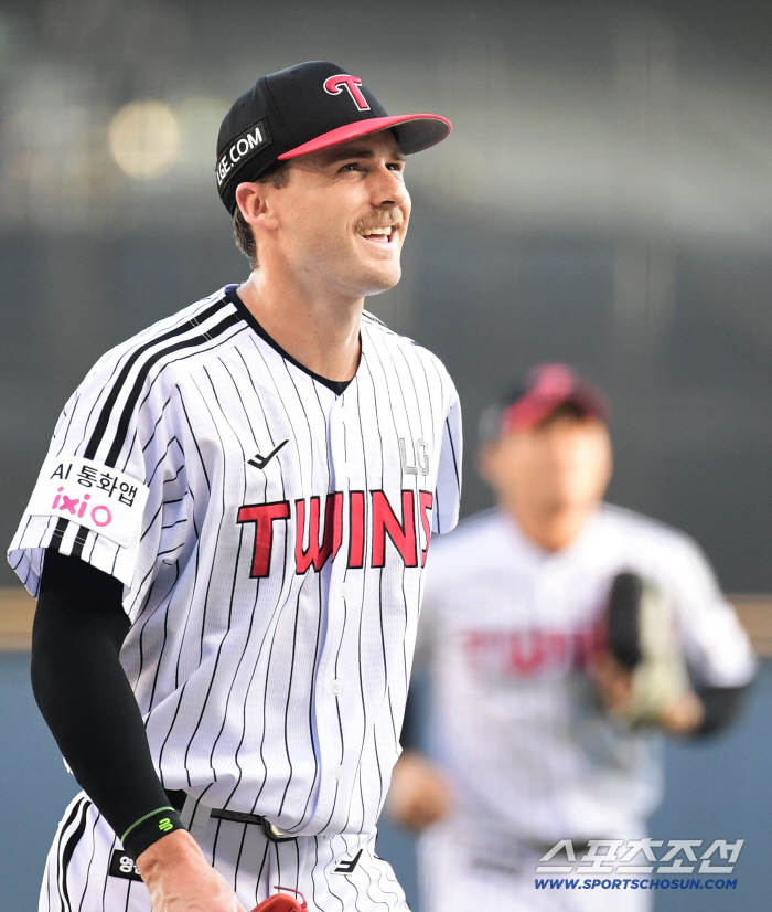 Coach Yeom Kyung-yeop's mouth is in his ear. Tolhurst replacement was a huge success, and I finally got the first starter, too. 