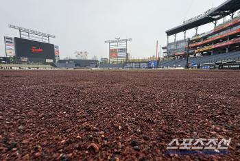 The ground is still holding up, but will the Samsung Hanwha match be postponed to Monday? 