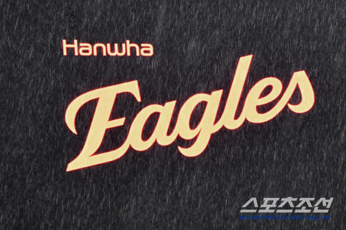 The ground is still holding up, but will the Samsung Hanwha match be postponed to Monday?