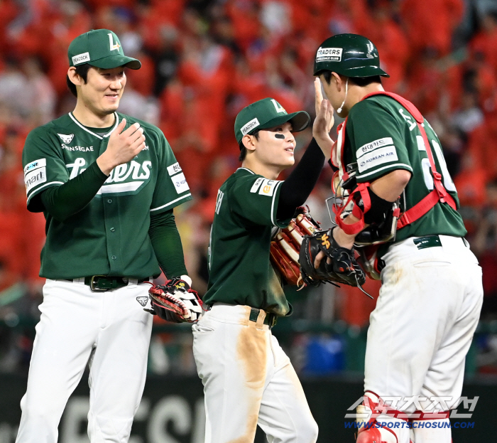 I didn't know Hanwha would be swept. 0.5G difference from 3rd to 6th place. Has there been a season like this in history