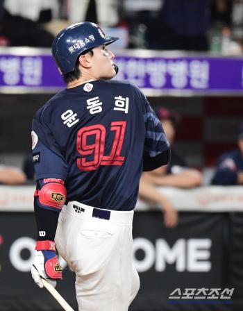 I put it up on the date, but it was cold → Coach Kim Tae-hyung, Yoon Dong-hee's home run  high-five with a big smile