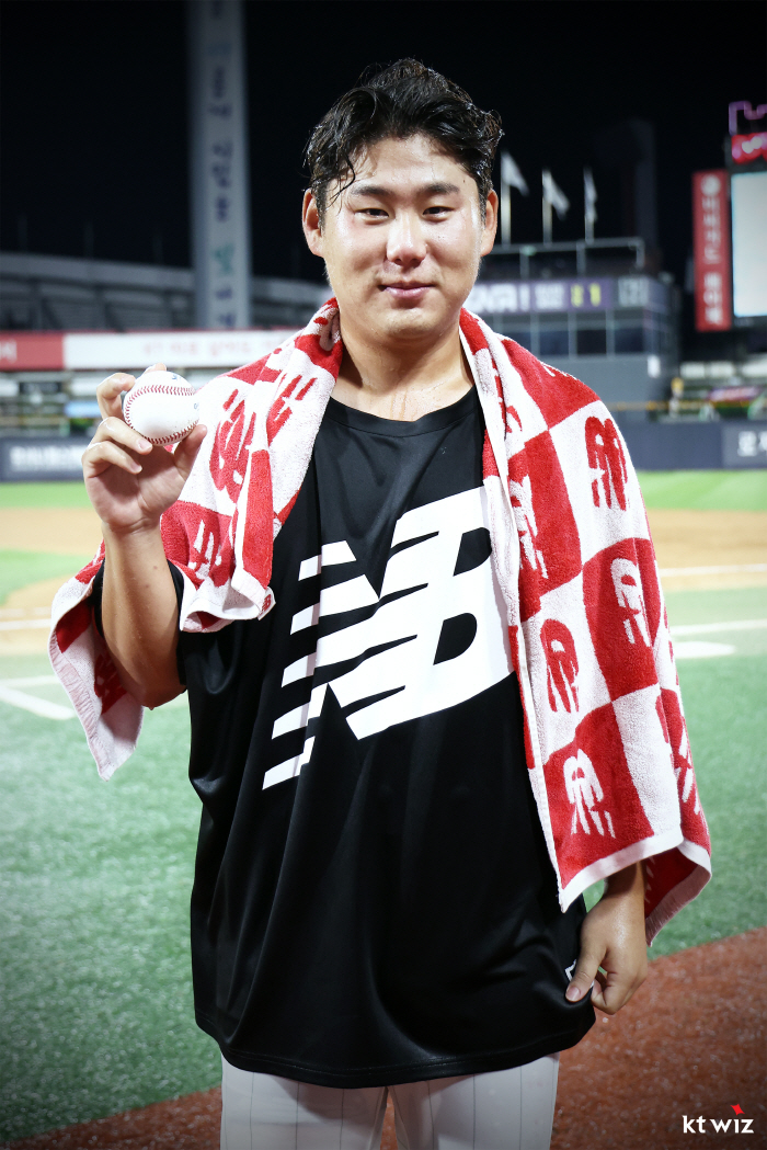 It's his debut as a starter, and he almost suffered a perfect five-inning shock humiliation. Did KIA hit it badly or did Moon Yong-ik throw it well