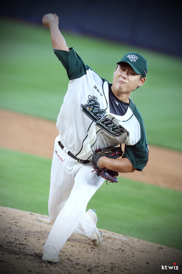 It's his debut as a starter, and he almost suffered a perfect five-inning shock humiliation. Did KIA hit it badly or did Moon Yong-ik throw it well