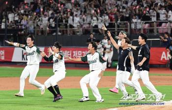 KIA Promise 8th inning → Jung Hae-young collapsed again! KT, who lost Ahn Hyun-min after hitting a ground home run, cried and laughed at the magical ending 