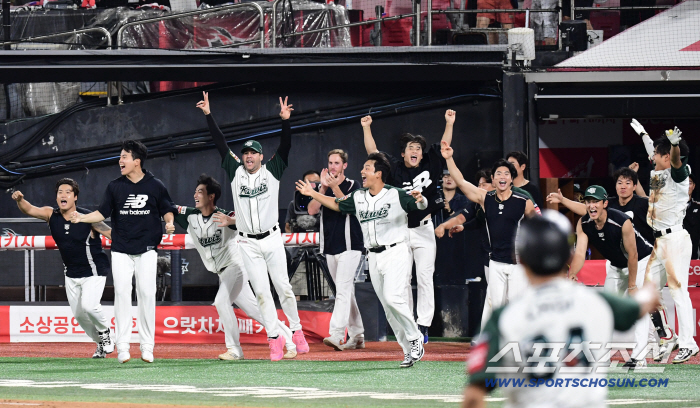 KIA Promise 8th inning → Jung Hae-young collapsed again! KT, who lost Ahn Hyun-min after hitting a ground home run, cried and laughed at the magical ending
