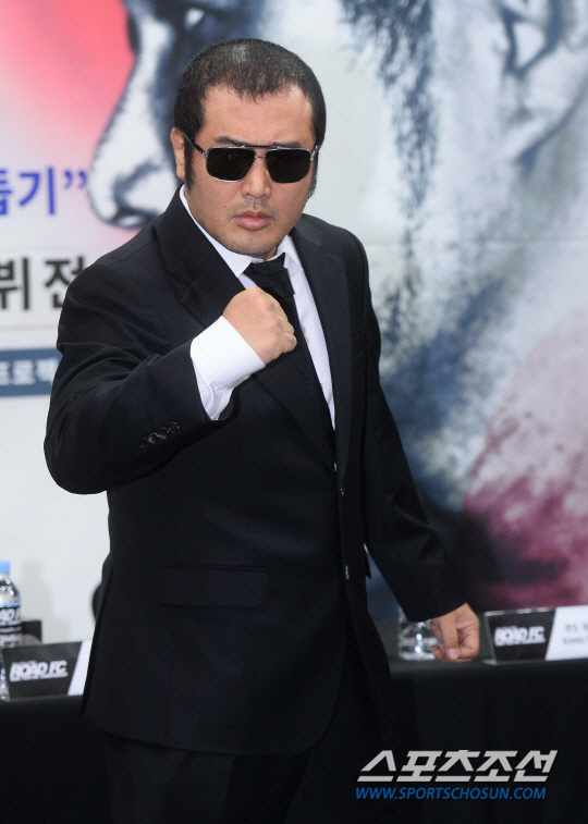 Kim Bo-sung, who is blind, also has a rare and incurable disease. Nevertheless, he will not undergo a medical examination for the rest of his life