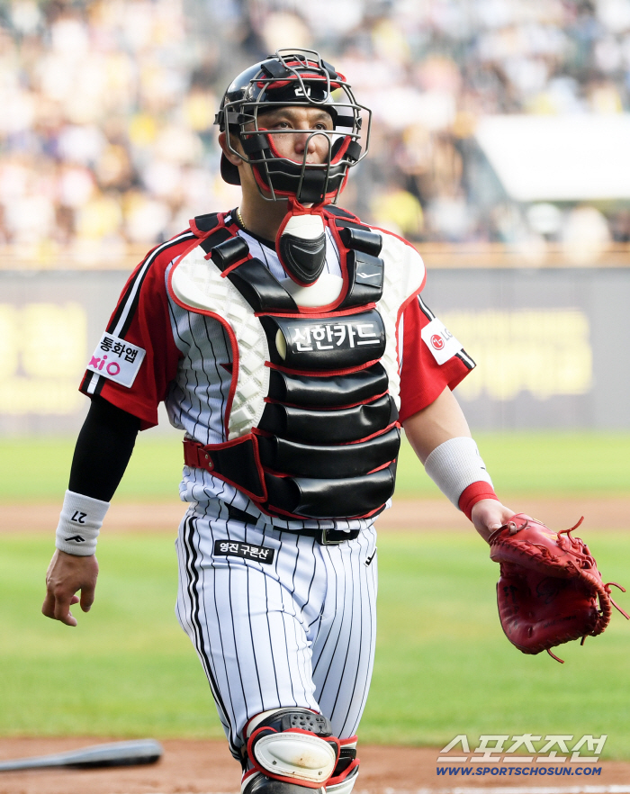 LG's main catcher Park Dong-won was suddenly replaced after the third inning. Why? 