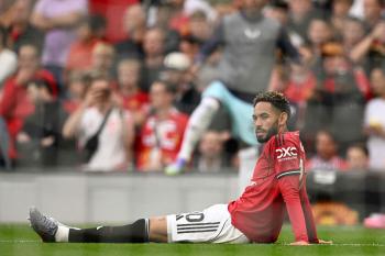 Manchester United is doomed. £62.5 million freshman injured 30 minutes later OUT→ hamstring and frustrated breakaway fans. Shocked