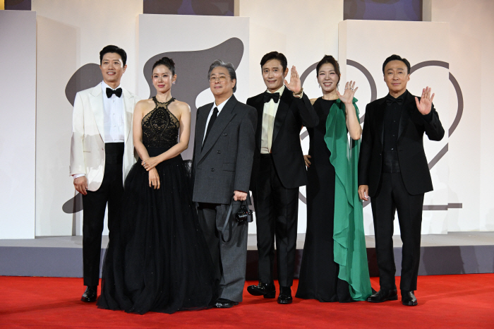 ‘Cannes Park’ Returns Park Chan-wook’s New Thriller Earns 9-Minute Ovation