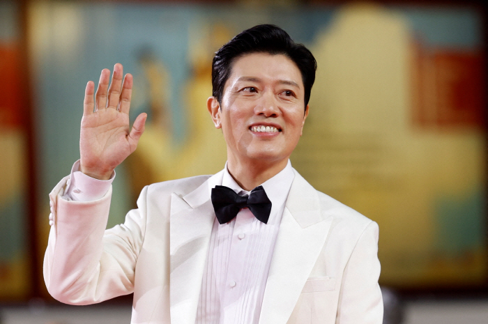 ‘Cannes Park’ Returns Park Chan-wook’s New Thriller Earns 9-Minute Ovation