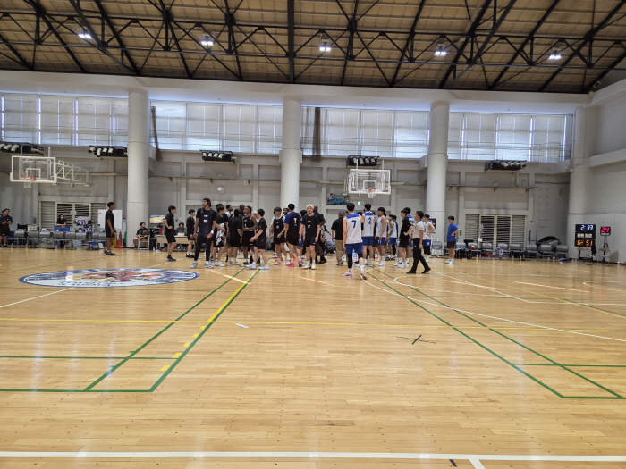 A dizzying collision. Samsung Nicholson Maxino. Nagoya FE Jeremy Johnson. Trash Talking  Provocation. Samsung Jeon Hoon warm-up match, what the hell is going on?