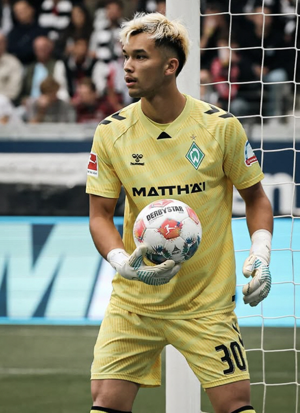 A Japanese mixed-race goalkeeper, No. 1 in the German U21 national team... Soccer fans cheer worry about each other