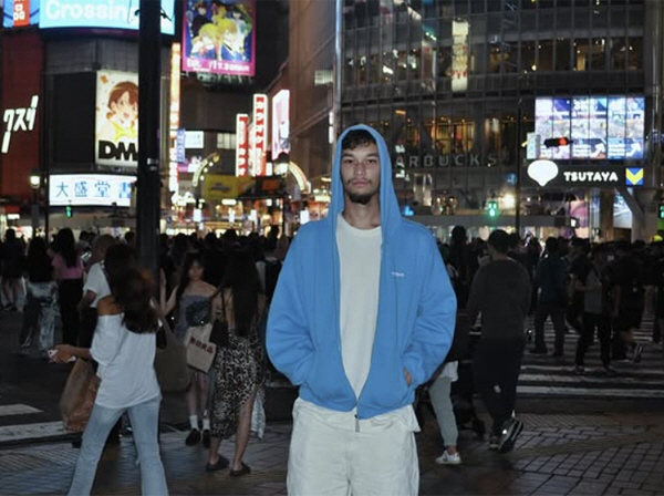 A Japanese mixed-race goalkeeper, No. 1 in the German U21 national team... Soccer fans cheer worry about each other