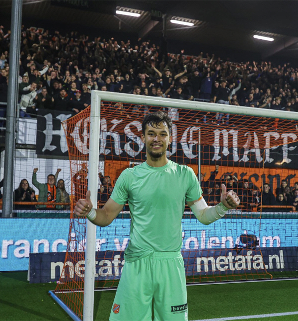 A Japanese mixed-race goalkeeper, No. 1 in the German U21 national team... Soccer fans cheer worry about each other