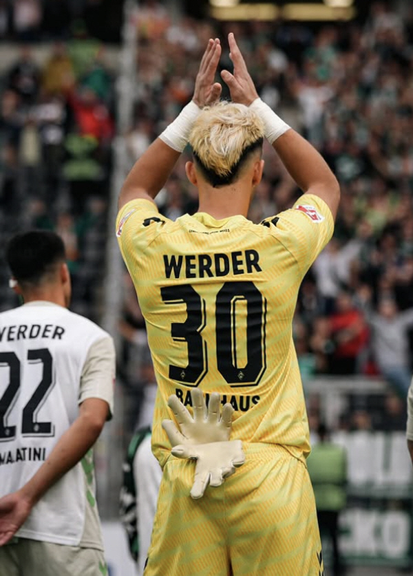 A Japanese mixed-race goalkeeper, No. 1 in the German U21 national team... Soccer fans cheer worry about each other