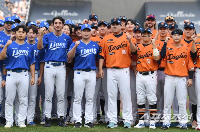 Oh Seung-hwan's second retirement tour, the gift is a golden lock...Respect for the closer's performance
