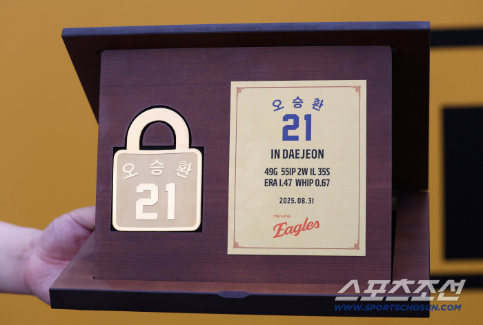Oh Seung-hwan's second retirement tour, the gift is a golden lock...Respect for the closer's performance