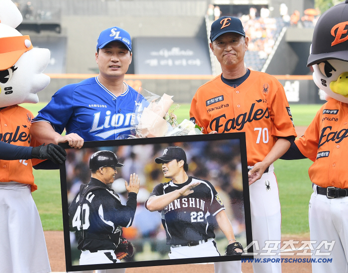 Oh Seung-hwan's second retirement tour, the gift is a golden lock...Respect for the closer's performance