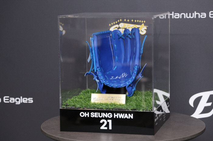 Oh Seung-hwan's second retirement tour, the gift is a golden lock...Respect for the closer's performance
