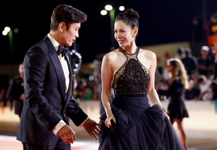 Park Chan-wook wearing Saint Laurent → Lee Min-jung ♥ companion Lee Byung-hun → angry back muscles Son Ye-jin