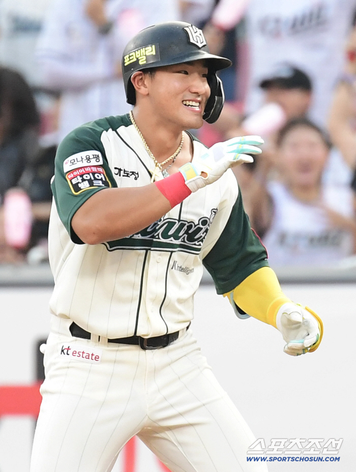  Ahn Hyun-min's timely RBI hit to tie the game immediately