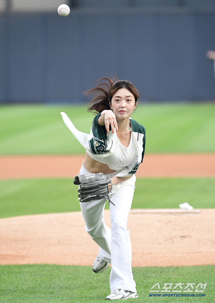  Choi Gyuri reveals her abs and throws a powerful first pitch like a player