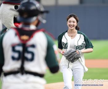  Choi Gyuri's happy outing to the ballpark