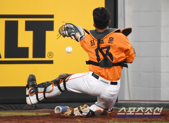  Choi Jae-hoon injured while trying to catch a foul ball