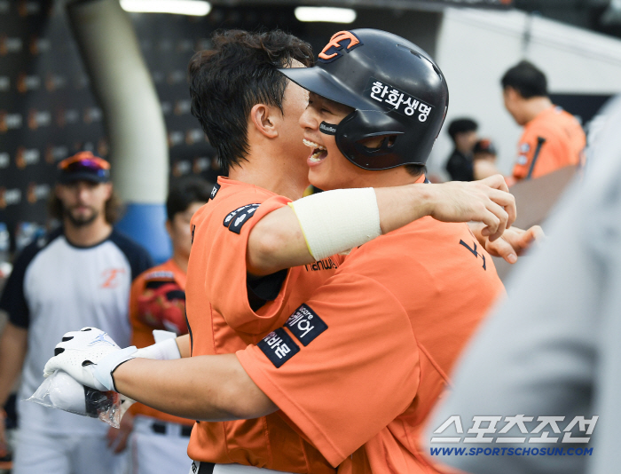  Come-from-behind two-run shot, Noh Si-hwan, and Son Ah-seop hug each other hotly