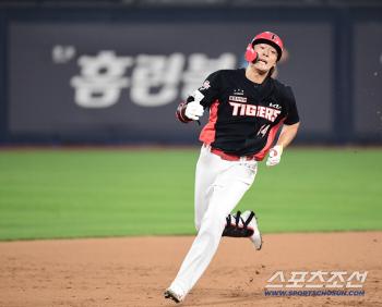  A ground home run made by Kim Kyu-sung's powerful run