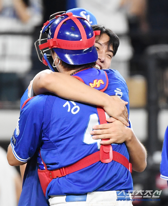  Hugs with Won Tae-in and Kang Min-ho, who won 10 games