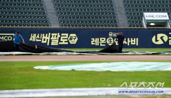  Jamsil Stadium suddenly started to pour
