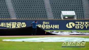  Jamsil Stadium suddenly started to pour