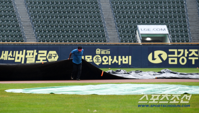  Jamsil Stadium suddenly started to pour